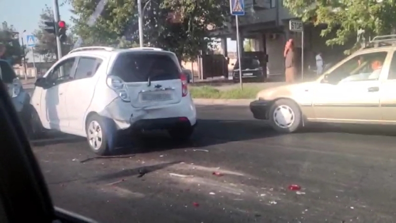 В Ташкенте в Яшнабадском районе на одной улице произошло два ДТП подряд. Видео