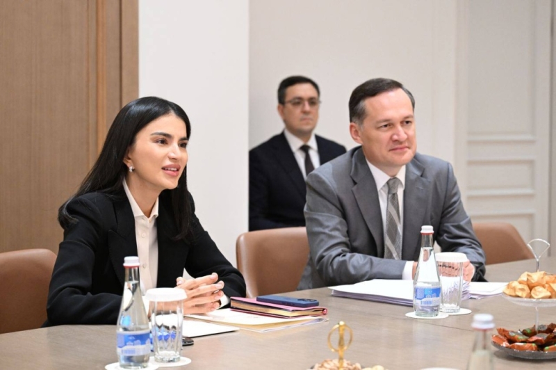 Помощник президента Саида Мирзиёева и Комил Алламжонов поздравили с Днем Конституции