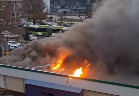 В Ташкенте загорелось кафе быстрого питания. Видео