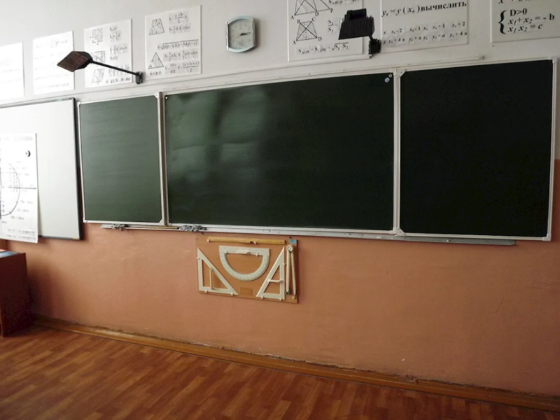 Родители не должны менять или восстанавливать изношенные школьные доски. На это выделяют средства из бюджета – МДШО