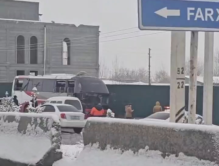 В Самаркандской области перевернулся пассажирский автобус. Есть погибший. Видео