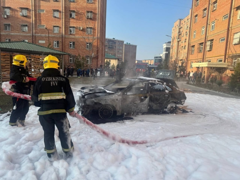 В Ташкенте в жилом дворе сгорел автомобиль. Видео