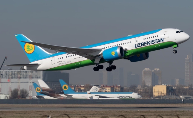 В московском аэропорту «рукав» протаранил самолет Uzbekistan Airways и повредил двигатель – СМИ