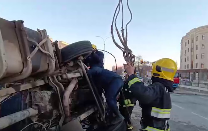 В Нукусе опрокинулся грузовик с газовой цистерной. Видео