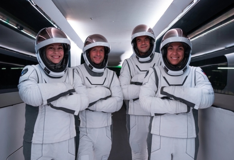 SpaceX запустила на орбиту корабль с первыми космическими туристами