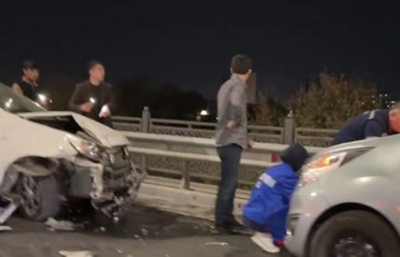 В Ташкенте произошло тройное ДТП. Есть пострадавшие. Видео