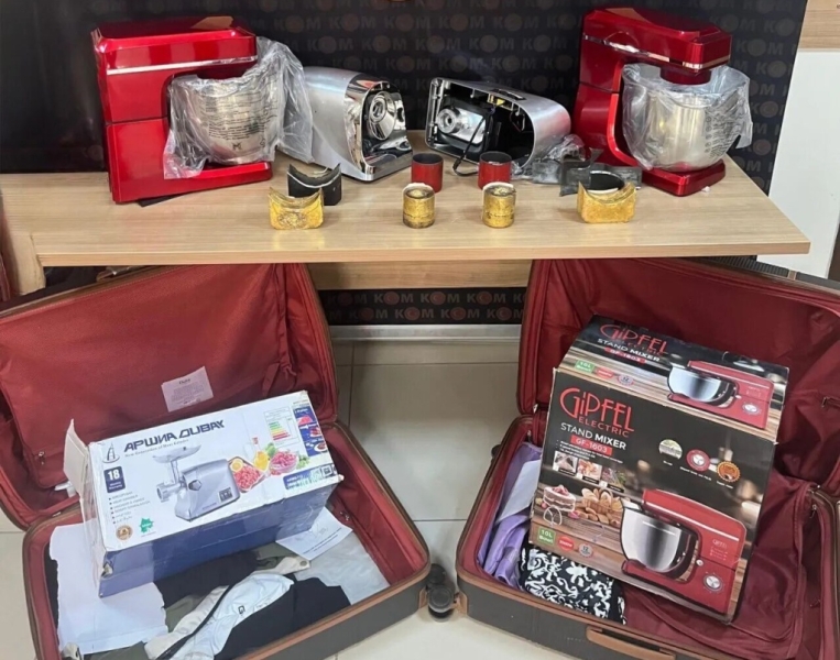 Вместо фарша. Турецкие пограничники нашли в багаже узбекистанцев 60 килограммов золота в мясорубках. Видео