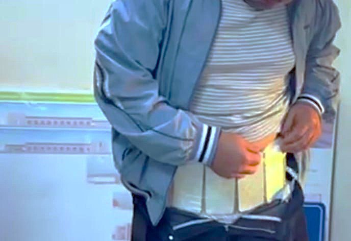 Гражданин Казахстана пытался завезти в Узбекистан новые iPhone 17, спрятав их под одеждой