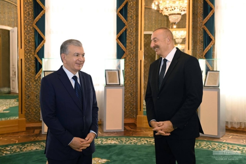 Мирзиёев поздравил Алиева с Днем Победы и пригласил его в Узбекистан