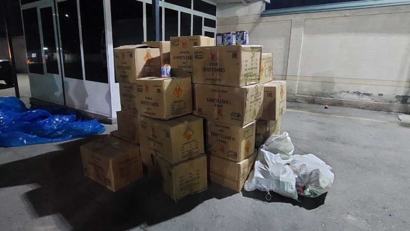 В Узбекистан пытались ввезти крупную партию пиротехники в мусоровозе. Видео