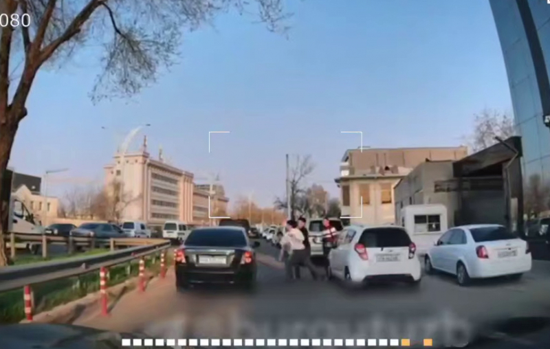 Испуганные "нервные" водители сошлись в рукопашную посреди трассы в Ташкенте. Видео