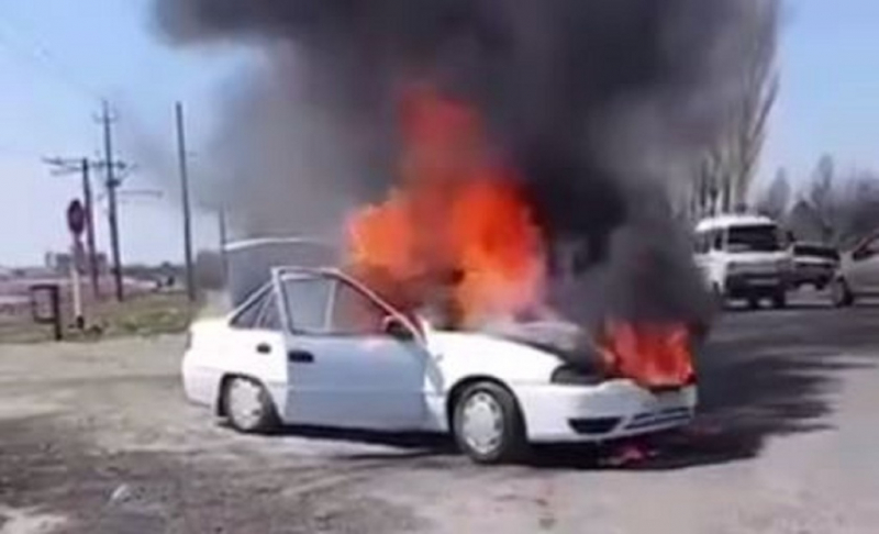 В Ташкентской области на ходу загорелся легковой автомобиль. Видео
