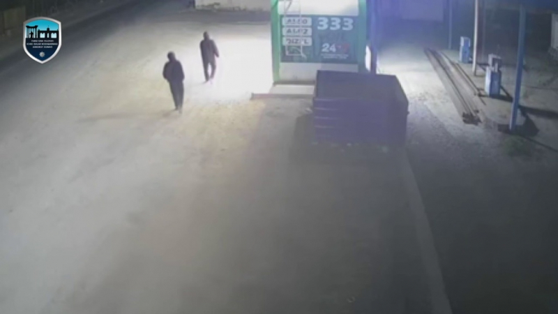 Грабители в масках напали на заправку в Фергане и вынесли заполненный деньгами сейф