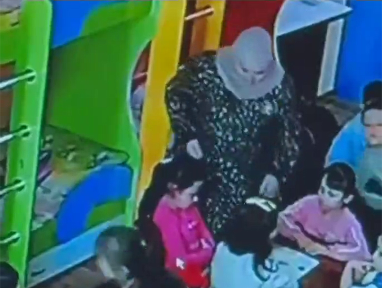 Кулаки против детей. В Самаркандской области воспитательницу частного детсада уволили за применение силы к ребенку. Видео 