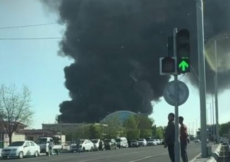 Пожар на рынке "Бешкурган". Спасатели ведут борьбу с огнем. Видео