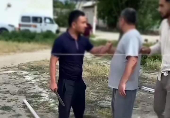 В Ферганской области мужчина с ножом пытался отвоевать у соседей землю возле детской площадки