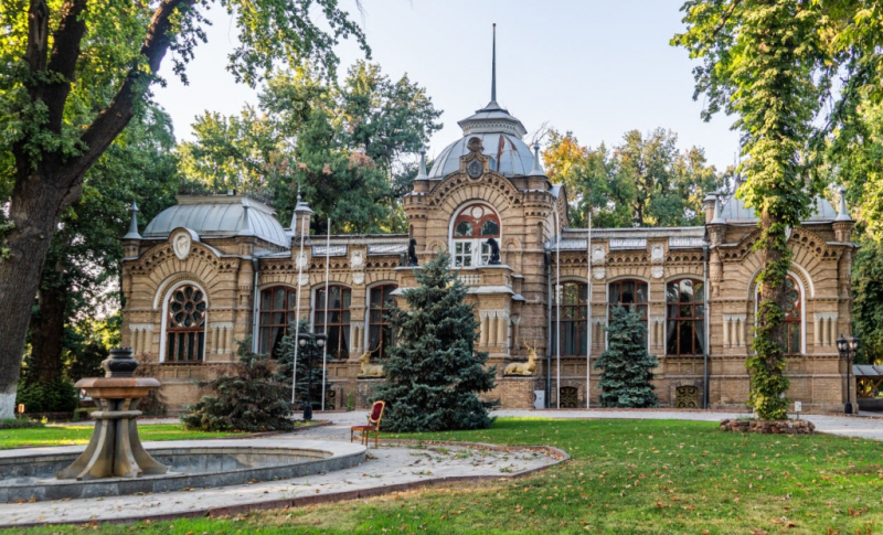 В Фонде развития культуры оправдали проведение показа во Дворце Романовых мировой практикой
