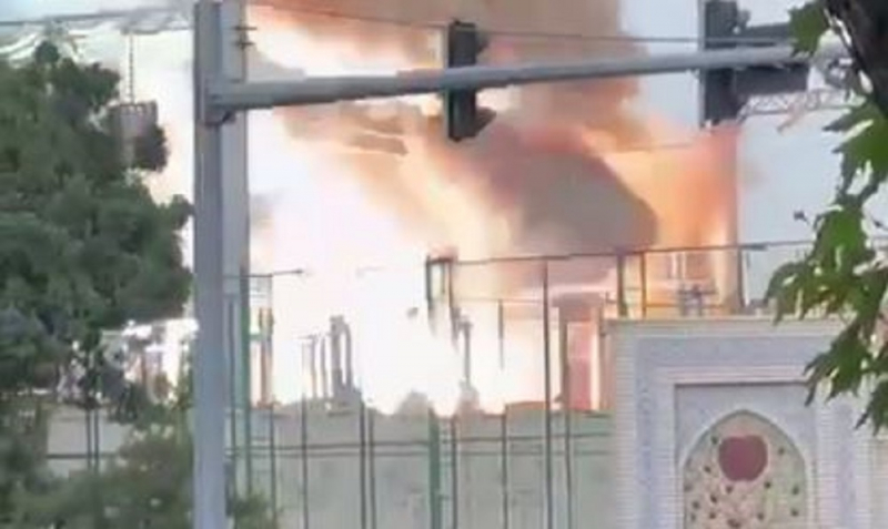 Пожар произошел на электроподстанции в Алмазарском районе. Видео