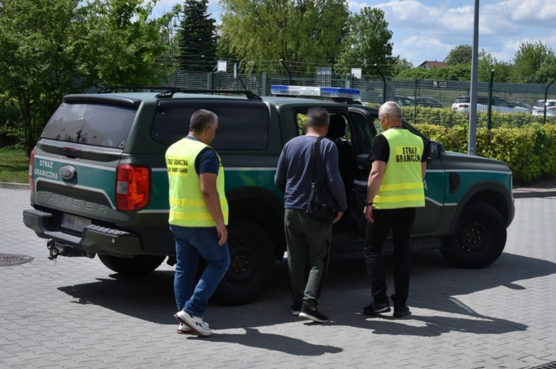 Осужденного за переправку мигрантов узбекистанца выдворили из Польши
