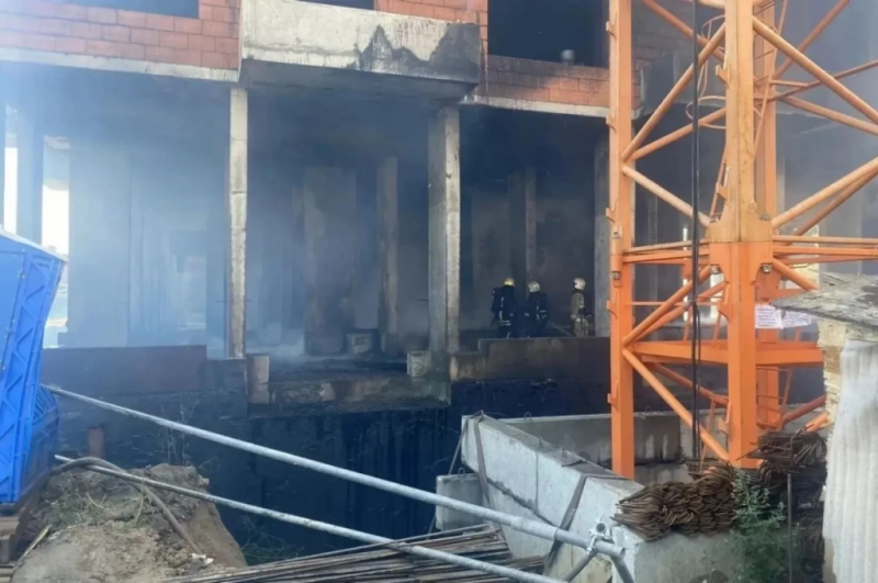 Строители из Узбекистана пострадали при пожаре на стройке в Омске