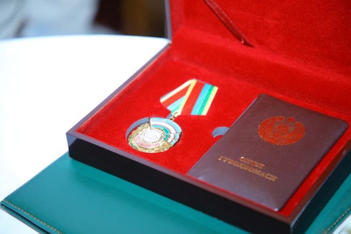 Шавкат Мирзиёев наградил 35 сотрудников органов внутренних дел в честь 35-летия МВД